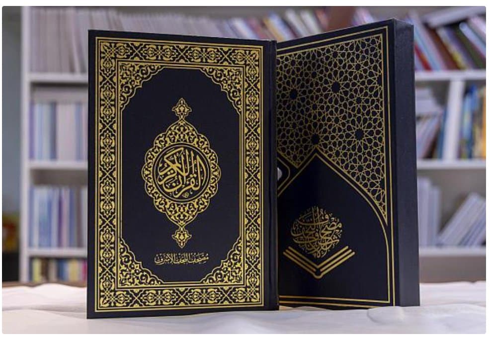 مصحف فاخر أمام رفوف الكتب